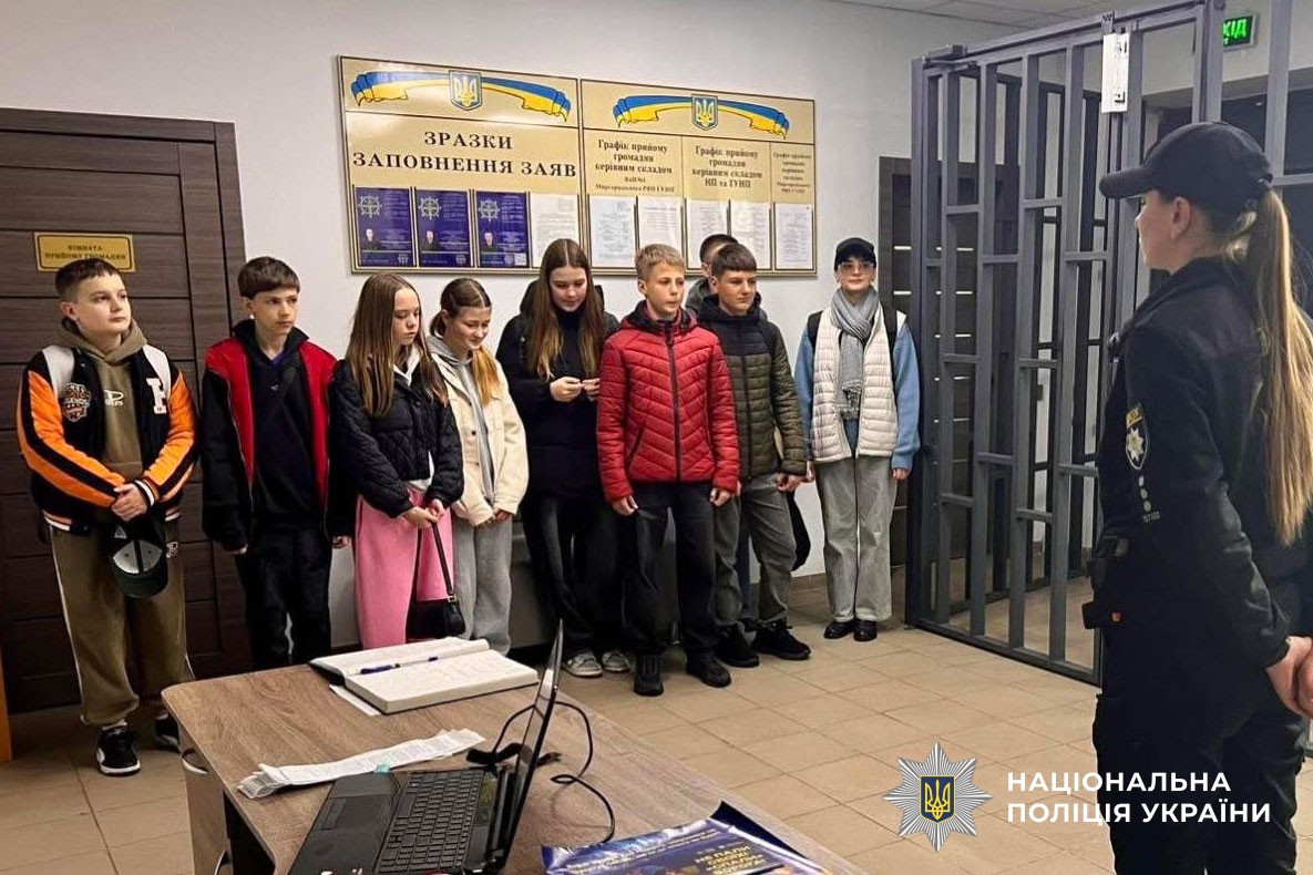 Школярі та поліцейські у відділенні №1 Миргородського РВП