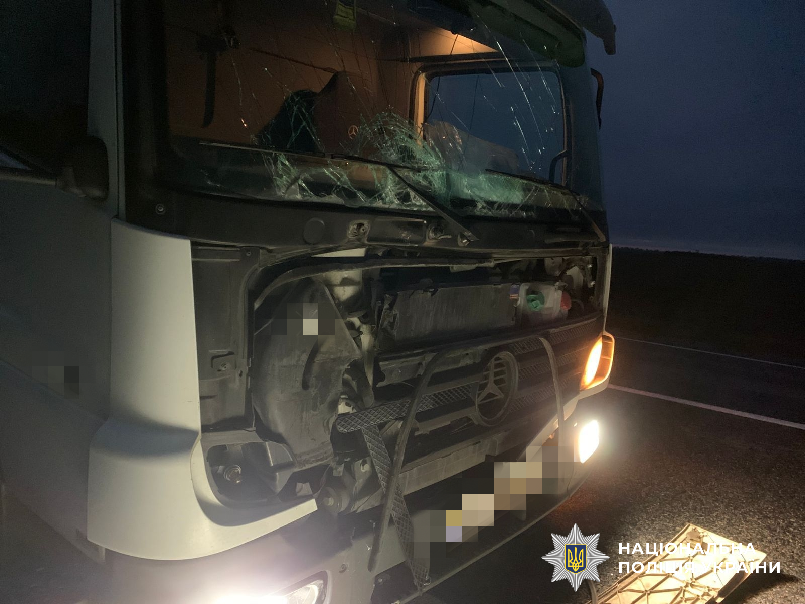 пошкоджений вантажний автомобіль на місіі ДТП