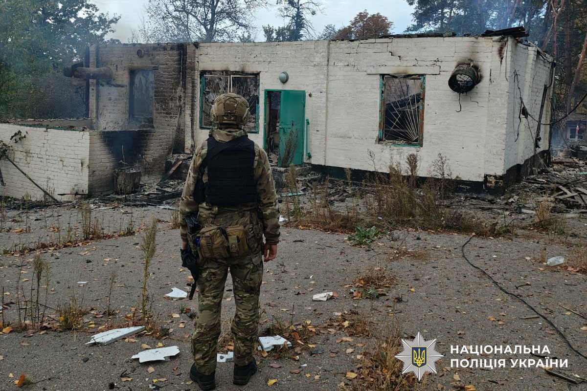 Зруйнований будинок без даху