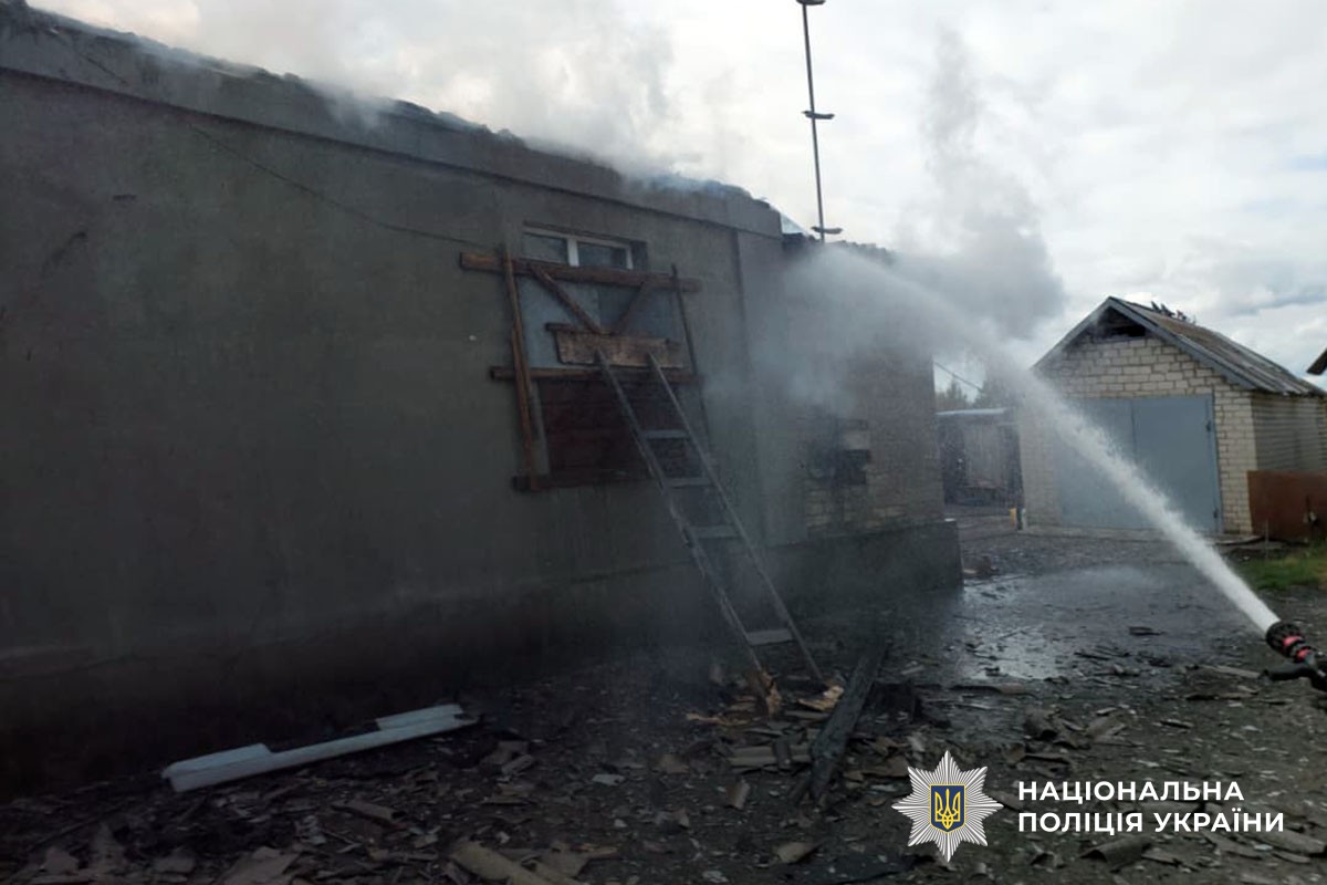 Зруйнований будинок горить