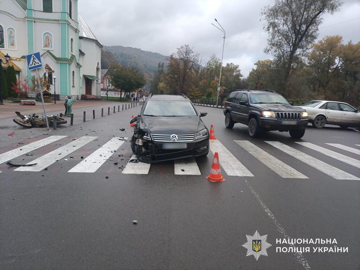 Місце аварії за участі мотоцикла та легковика огороджено фішками