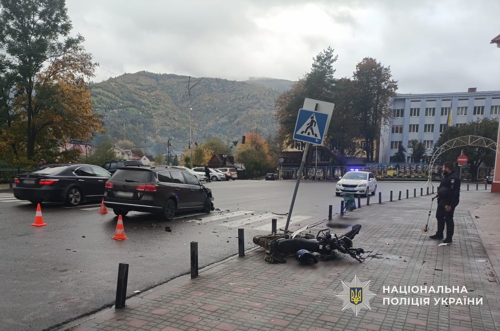 Поліцейський працює на місці ДТП за участі мотоцикла та легковика