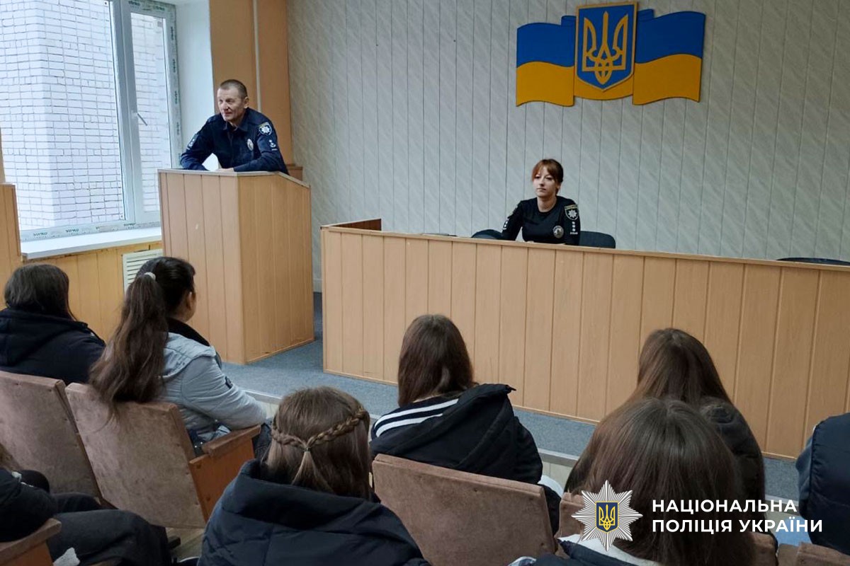Діти в приміщенні відділу поліції