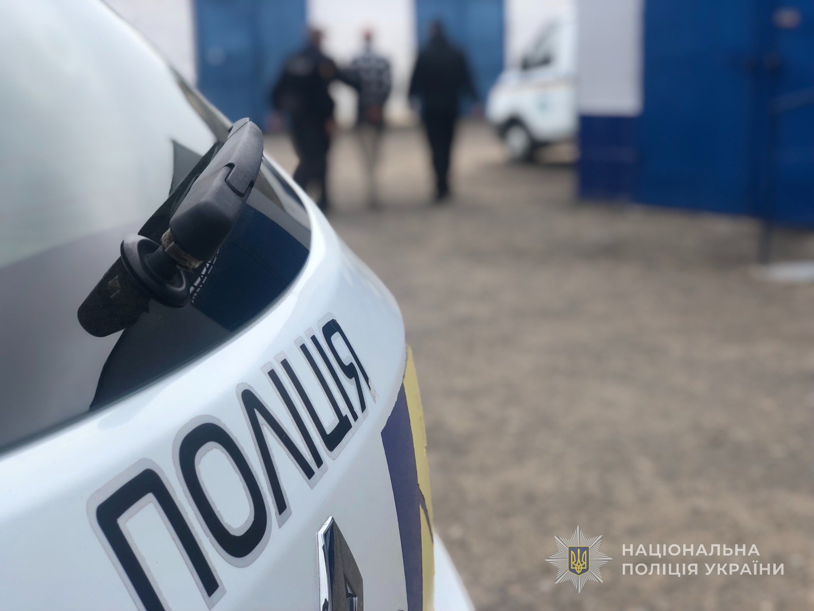 Поліцейські повели до відділу поліції затриманого