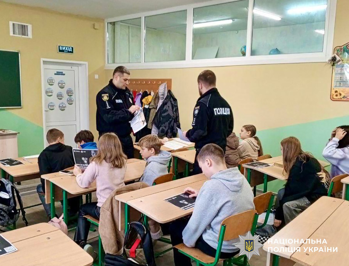двоє поліцейських у навчальному класі взаємодіють із дітьми