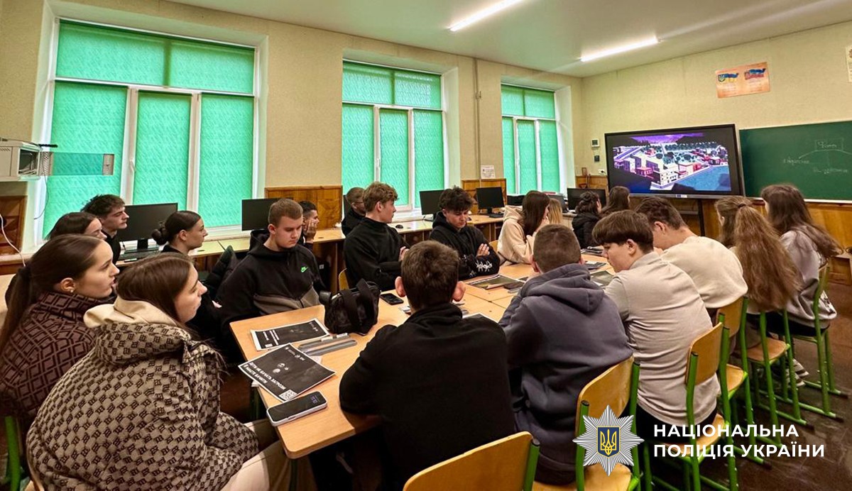 діти у навчальному класі дивляться щось на екрані