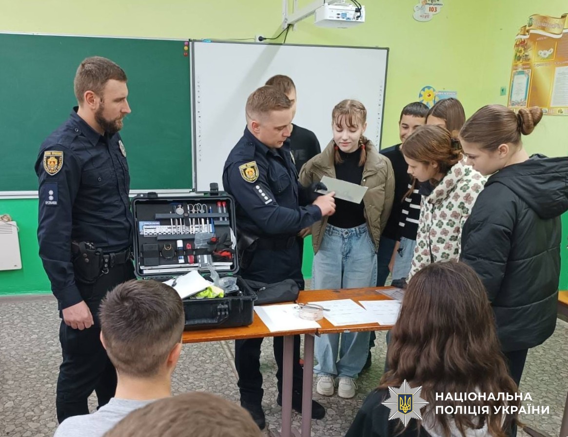 криміналіст розповідає учням про свою роботу