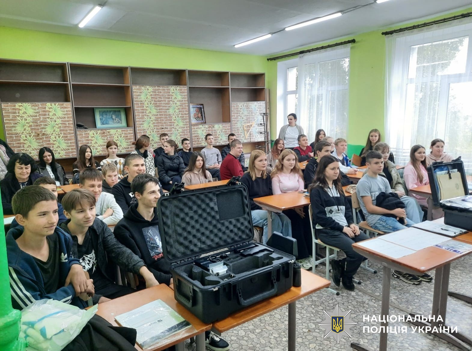учні під час зустрічі з криміналістом та інспектором СОБ
