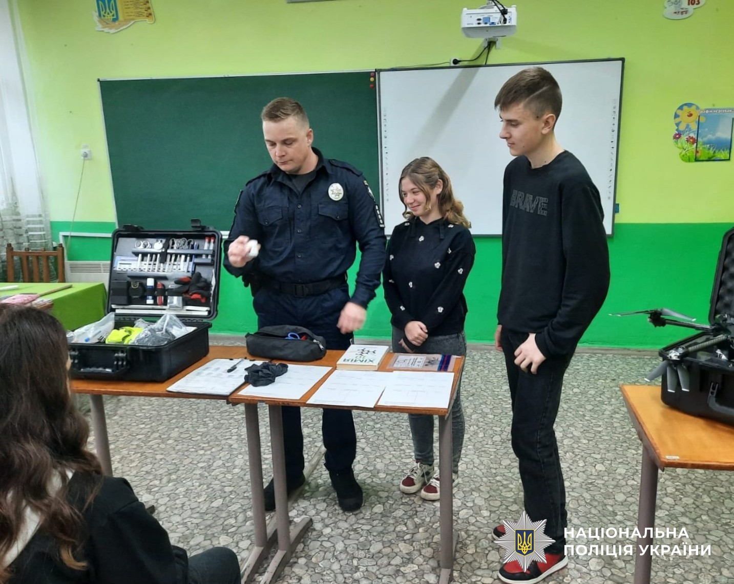 криміналіст розповідає учням про свою роботу