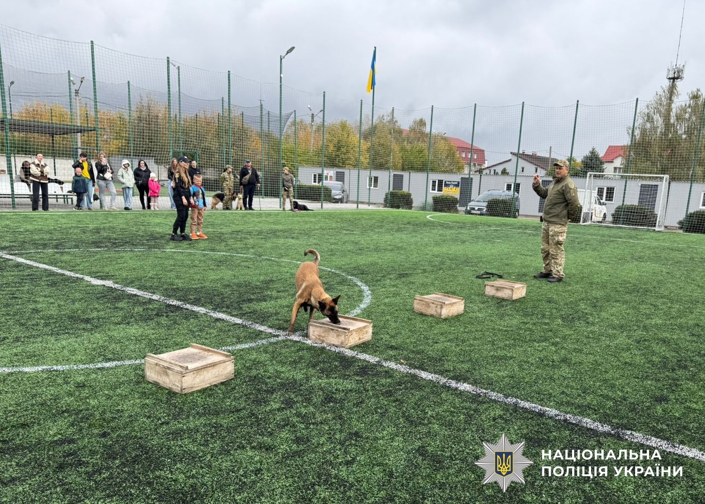показові виступи кінологів для родин поліцейських
