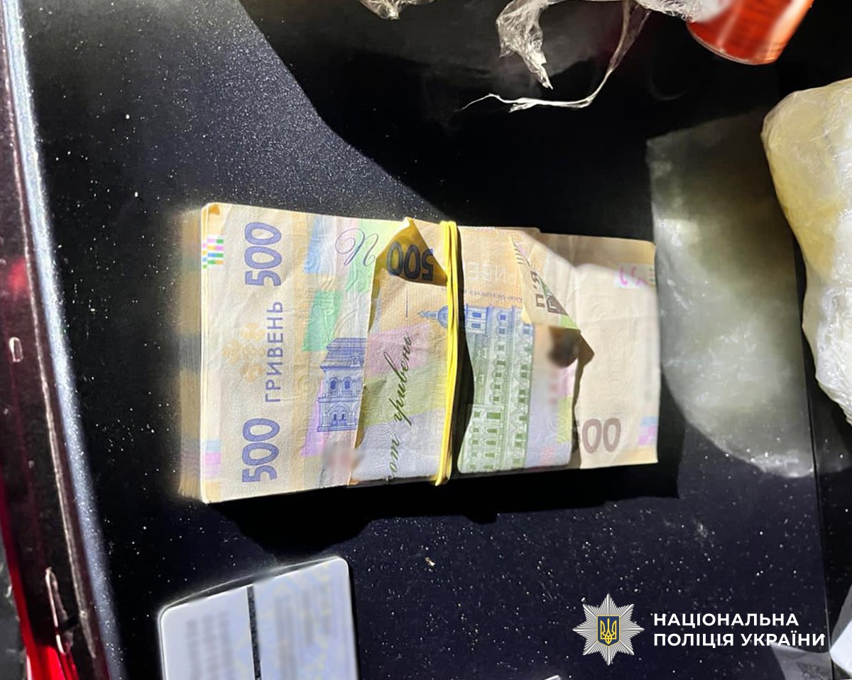пачка купюр по 500 гривень обмотана резинкою