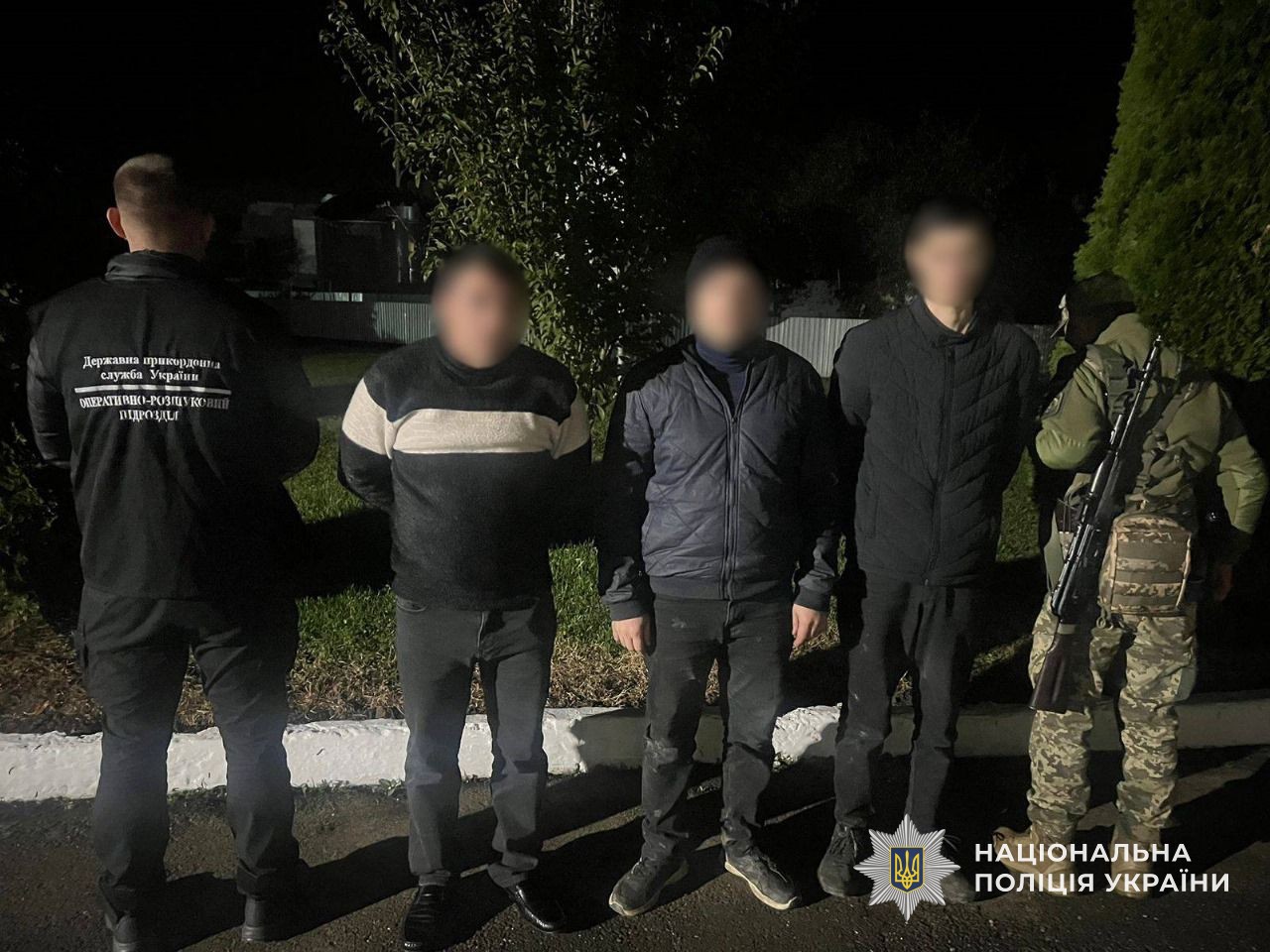 Прикордонники разом із затриманими чоловіками за спробу незаконного перетину кордон