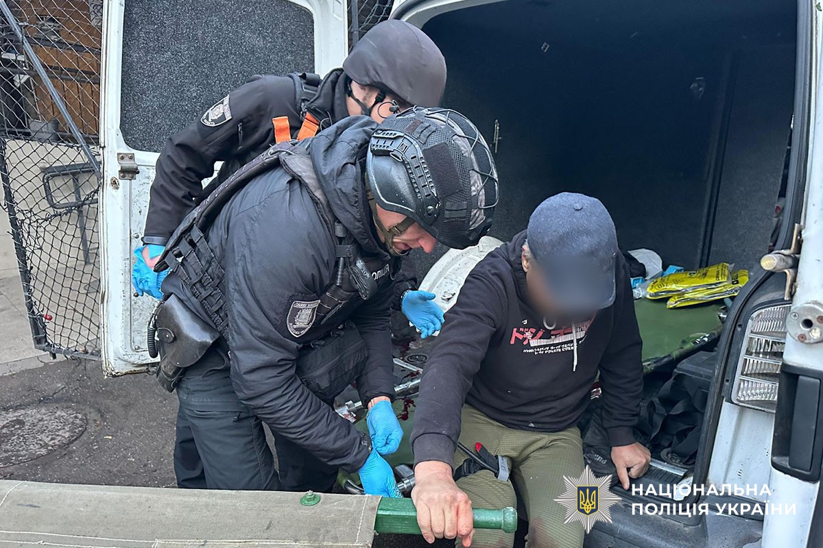 Поліцейські допомагають пораненому