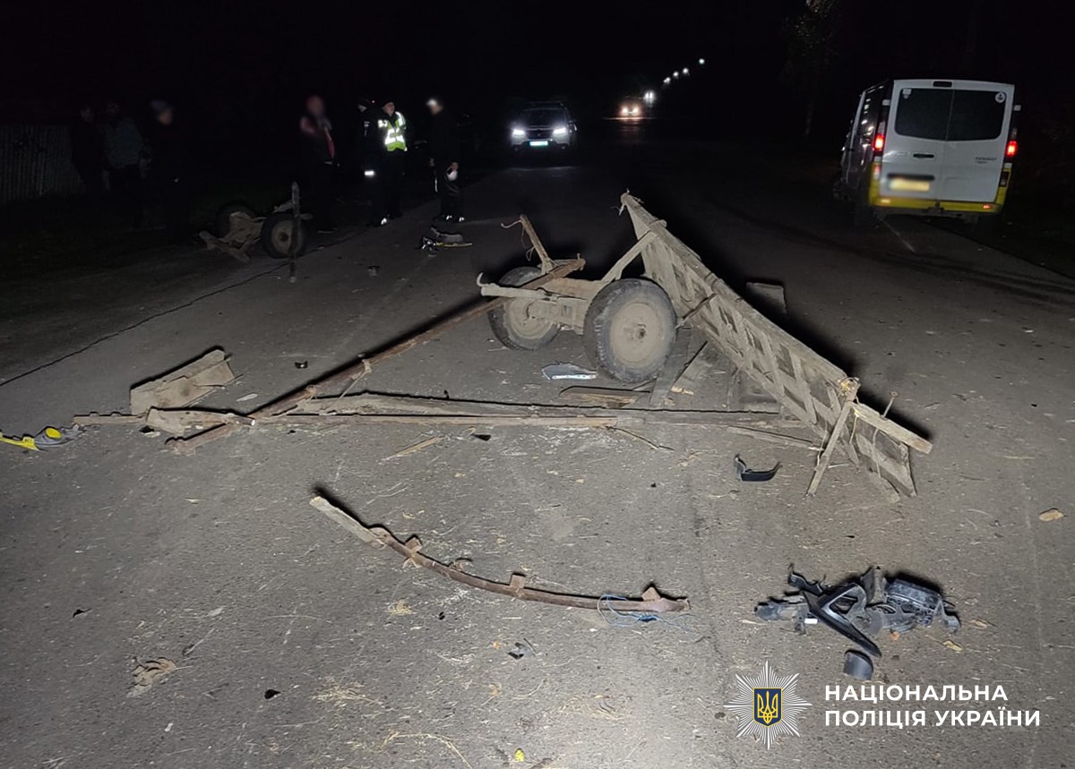 Місце ДТП. Темна пора доби. Розбита гужова повозка, на асфальті сіно, за повозкою інші автомобілі