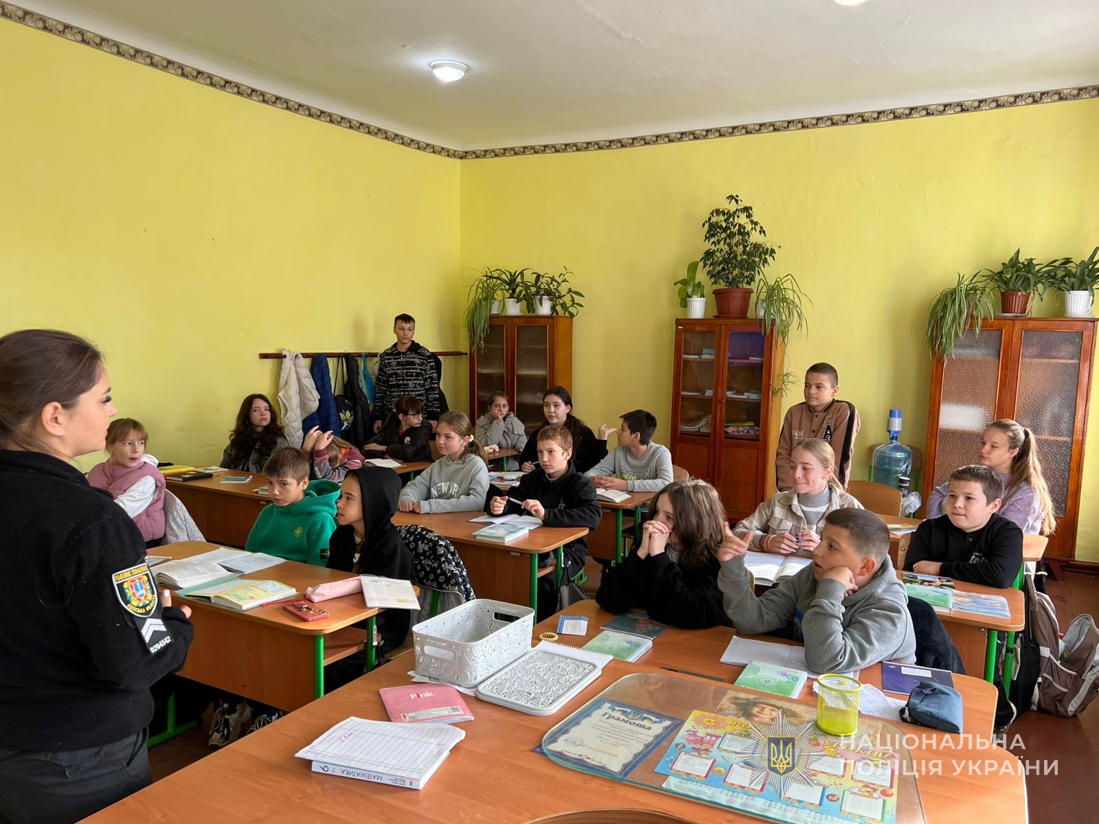 Дітки уважно слухають поліцейську.