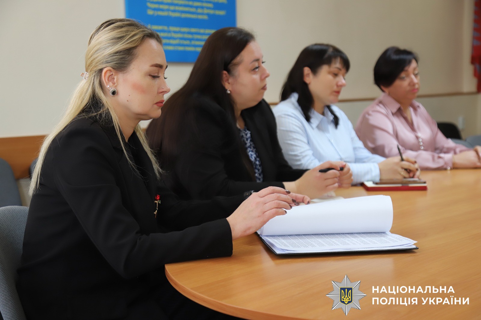 На базі Вінницького районного управління поліції відбулась координаційна нарада за участі помічника начальника ГУНП у Вінницькій області Миколи Бичка, керівництва та представників підрозділів поліції, медичних та соціальних установ, серед яких ДУ «ТМО МВС України по Вінницькій області» та Центри надання адміністративних послуг, органів державної влади й місцевого самоврядування, а також інших дотичних служб та організацій. Головною темою зустрічі стало обговорення шляхів ефективної взаємодії у сфері ветеранської політики, зокрема — забезпечення якісного надання соціальних, медичних та реабілітаційних послуг поліцейським та членам їхніх родин.