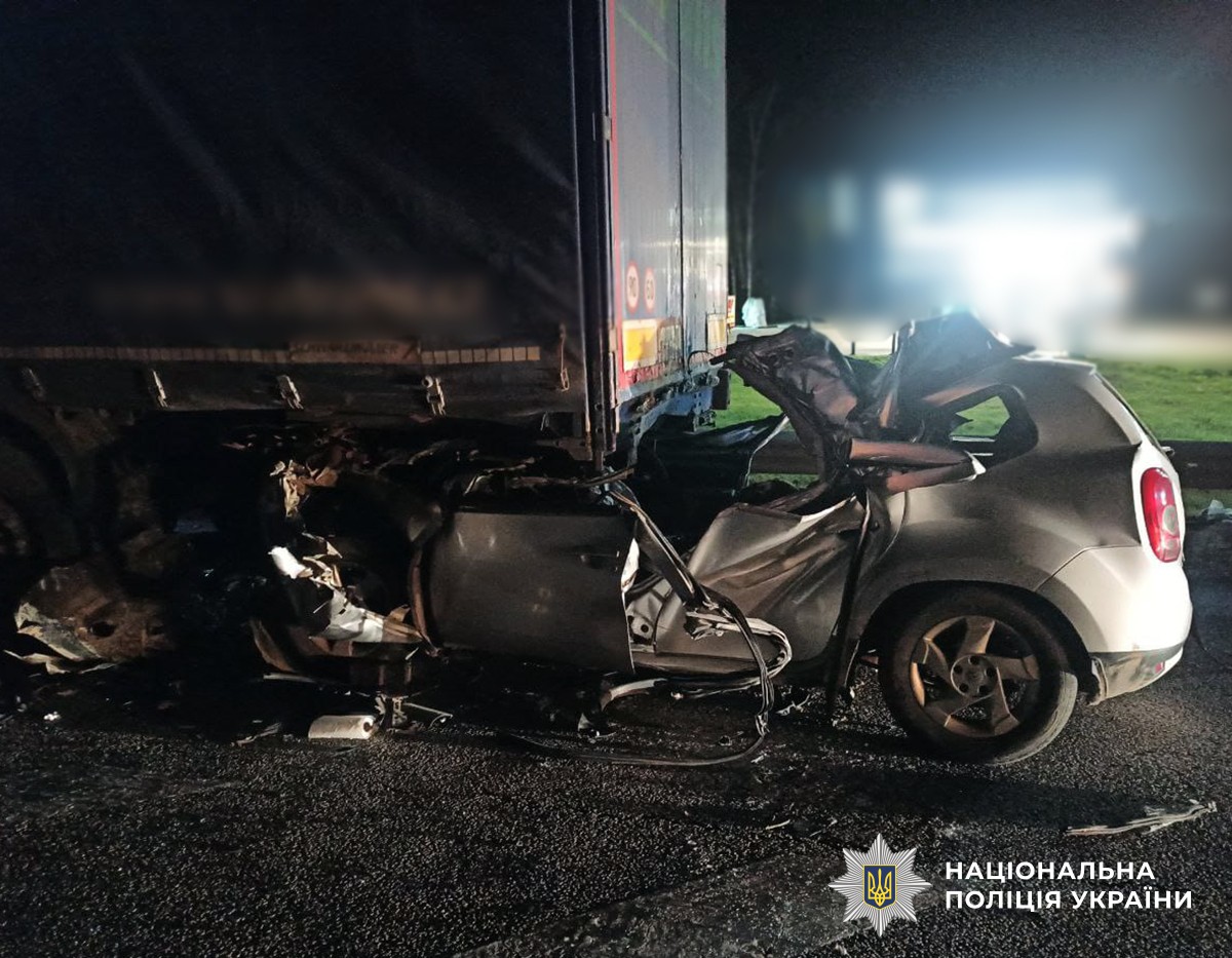 Розбитий автомобіль, який частково в'їхав під вантажівку