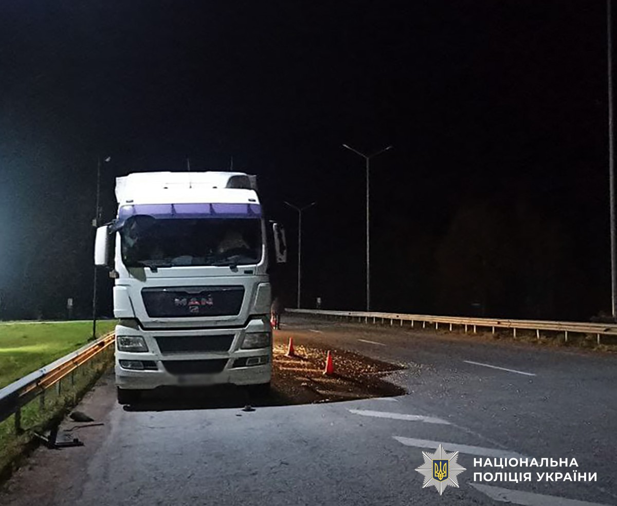 Вантажівка на узбіччі дороги