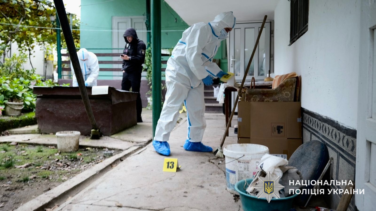 Поліцейські працюють на місці злочину