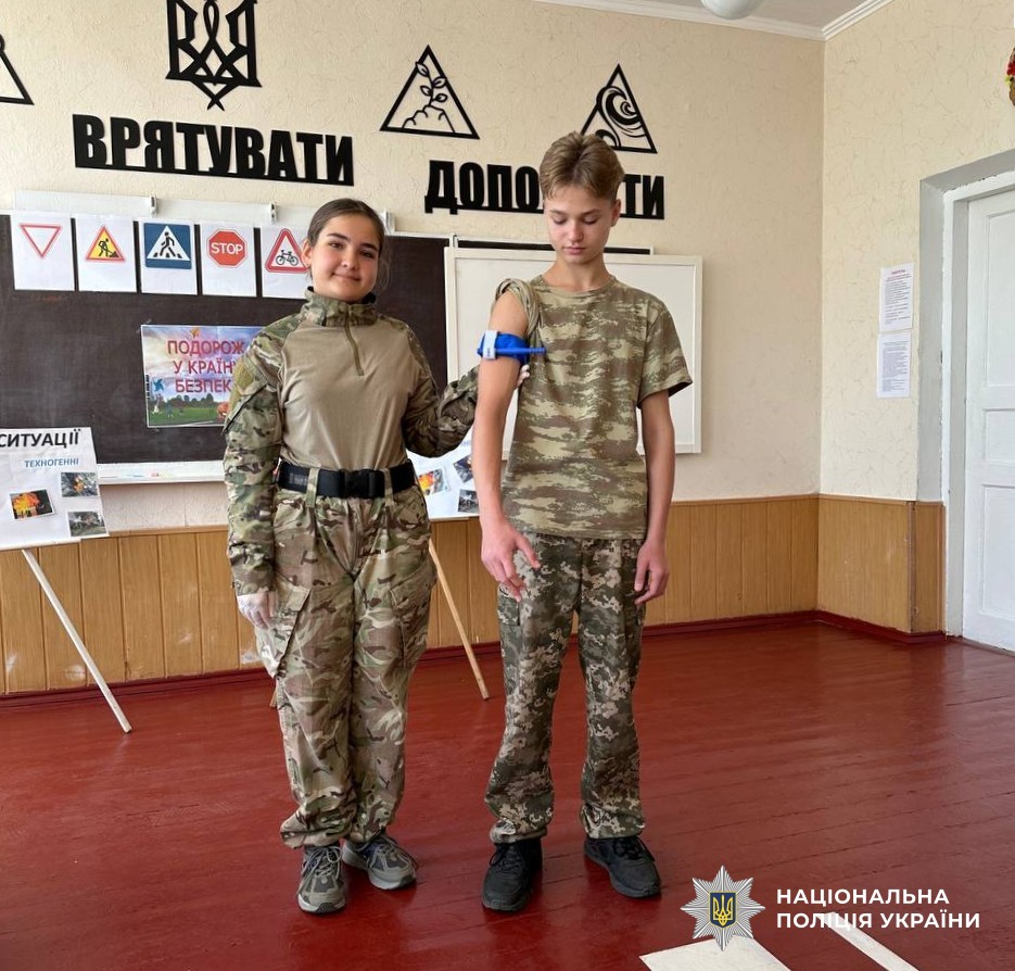 діти тренуються накладати турнікет