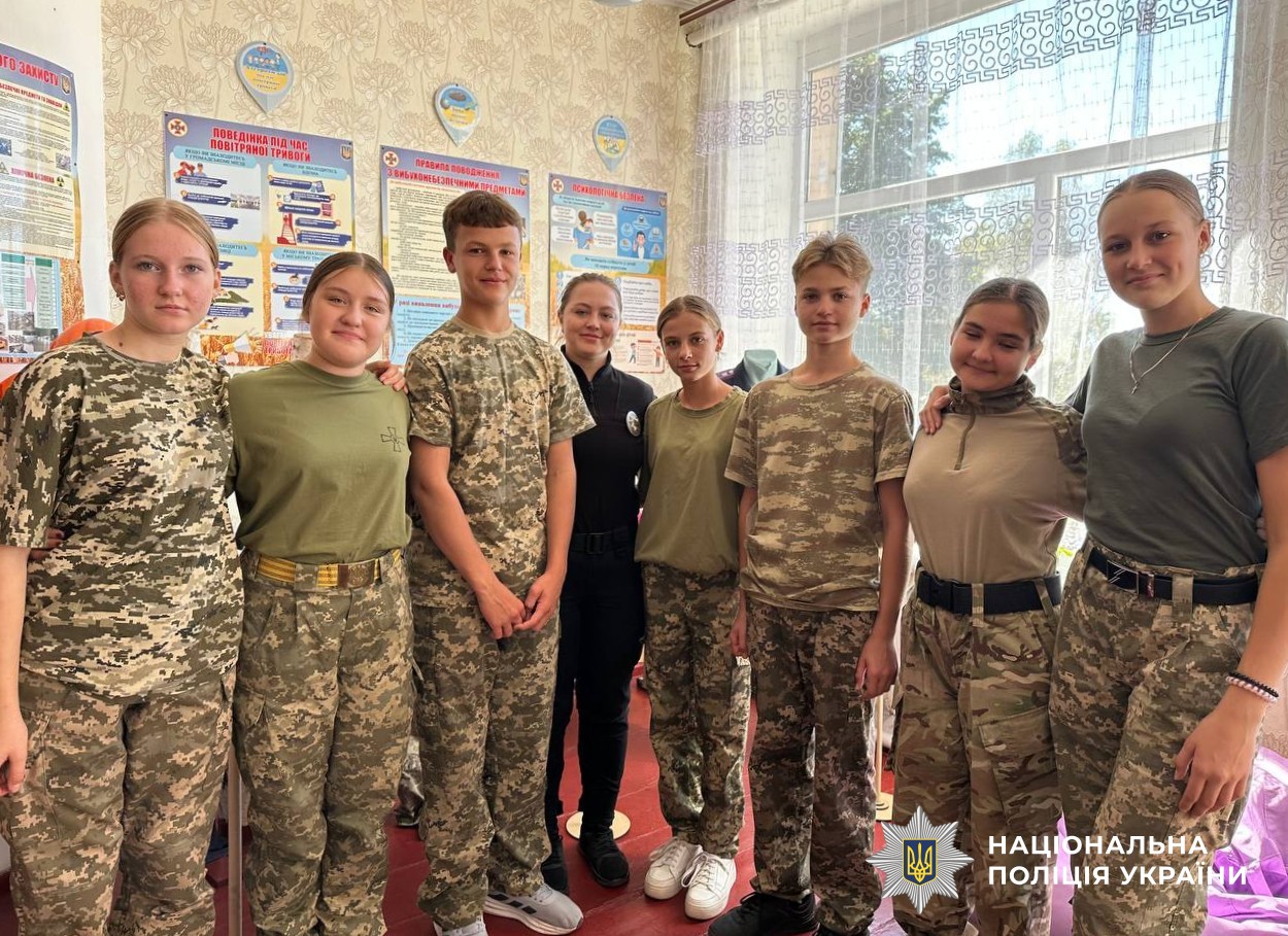 поліцейська з учнями