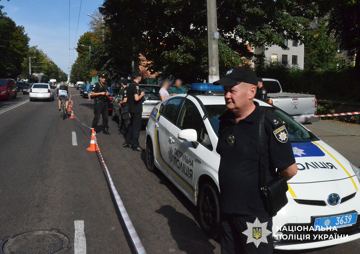 поліцейські на охороні місця події