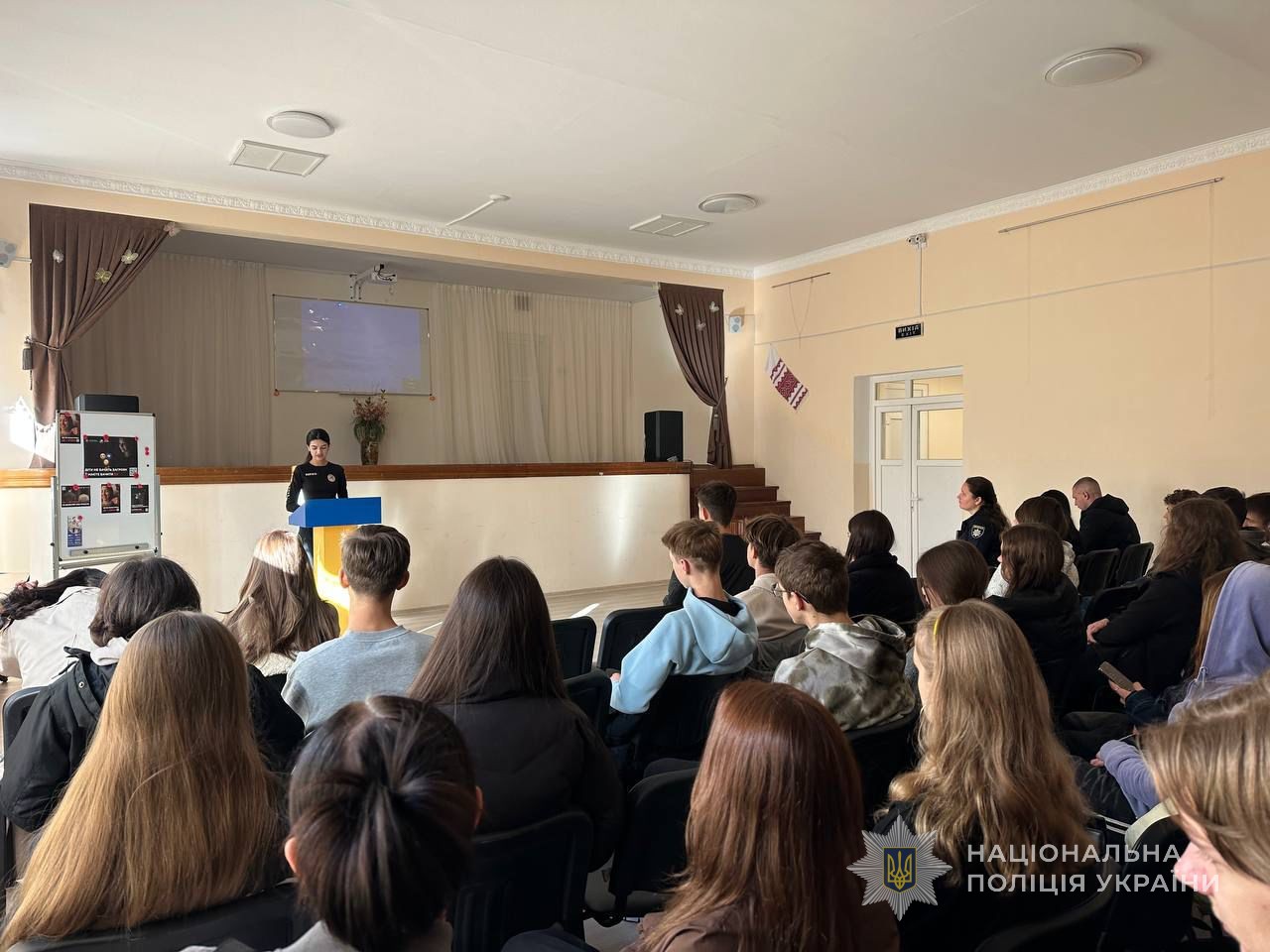 Оперуповноважена управління міграційної поліції ГУНП в Одеській області Ангеліна Димитрова розповідає учням важливу інформацію