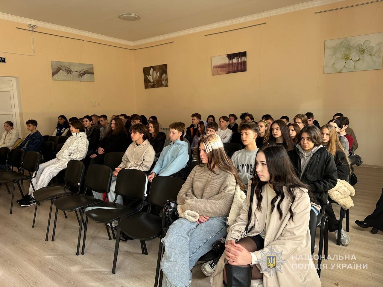 Учні уважно слухають розповідь правоохоронців.