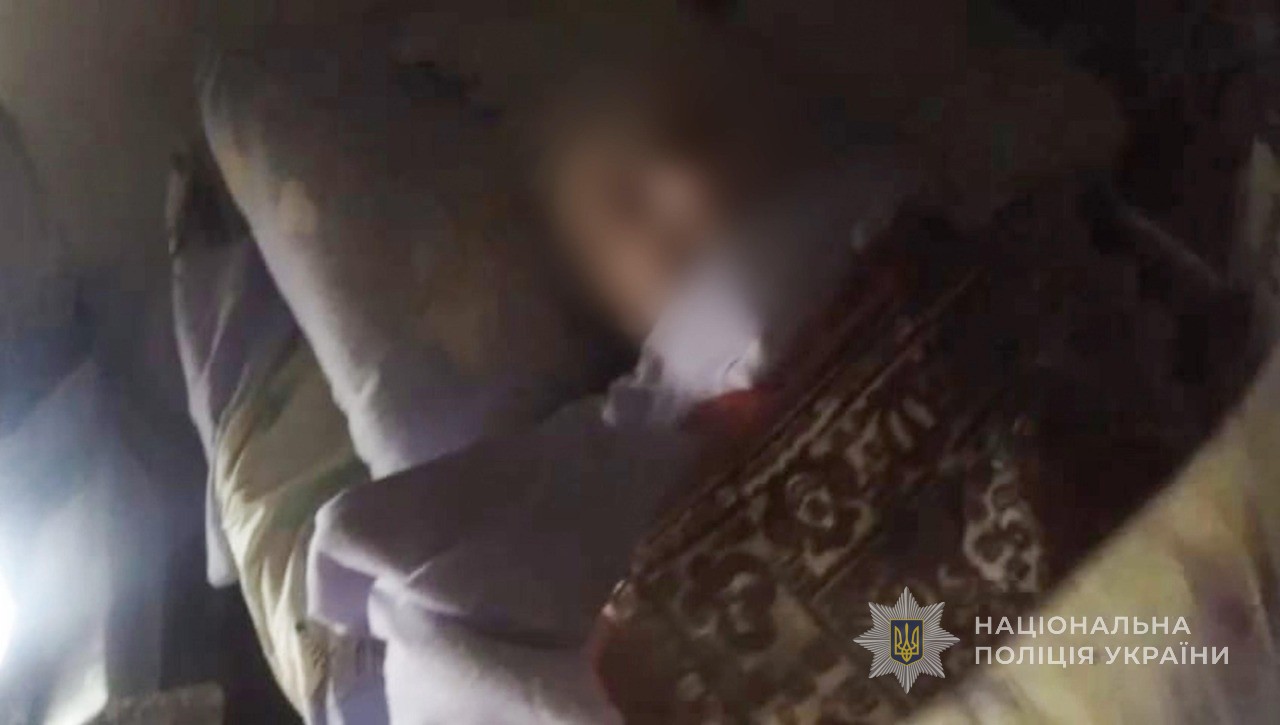 Хвора бабуся, яка перебувала в оселі.