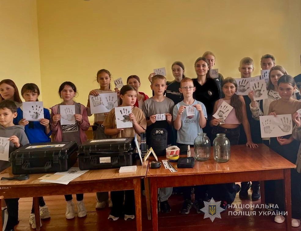 Дітки з цікавістю слухали розповіді поліцейських і з радістю залишили відбитки своїх долонь на аркушах паперу