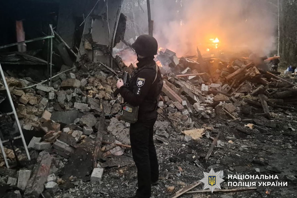 Поліцейський документує руйнування
