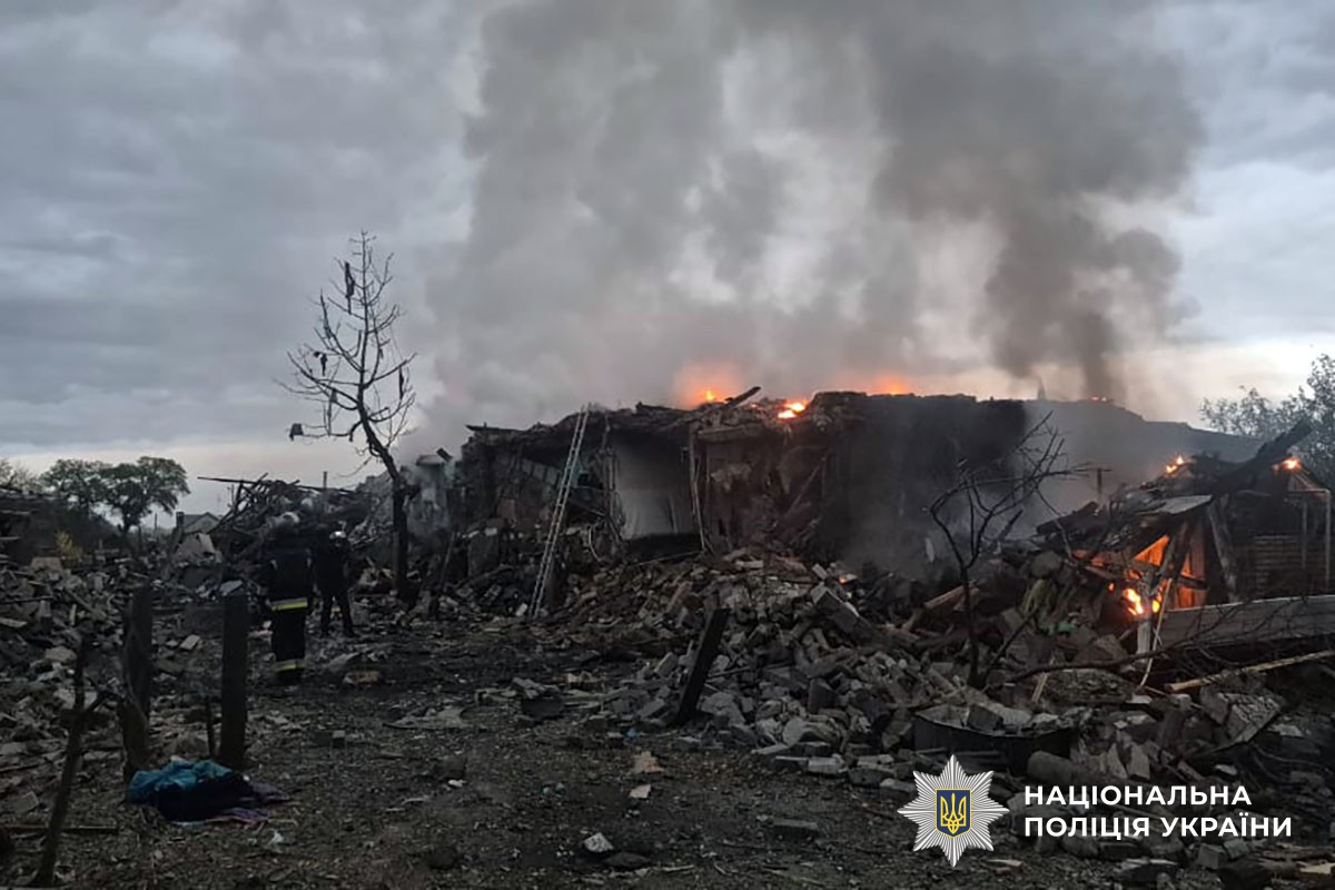 Зруйнований будинок горить