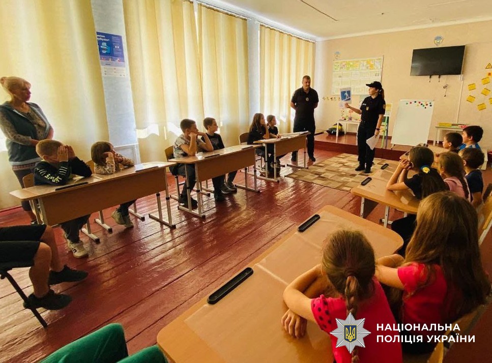 поліцейський та спеціаліст з безпеки в освітньому середовищі проводять заходи