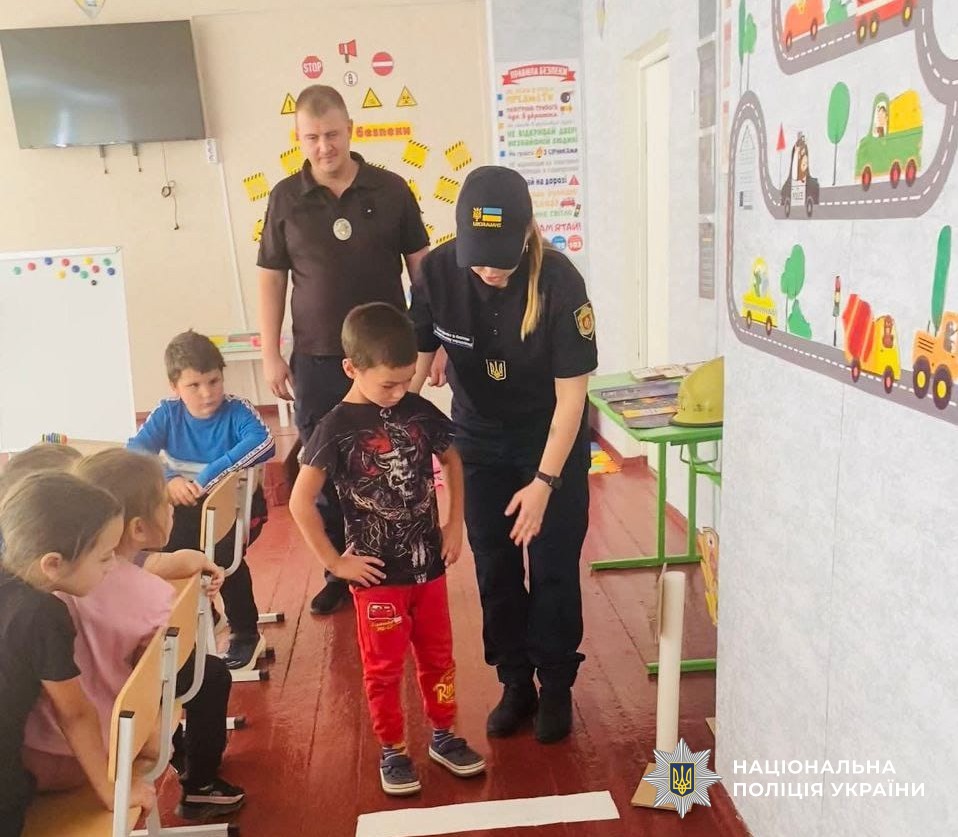 поліцейський та спеціаліст з безпеки в освітньому середовищі проводять заходи