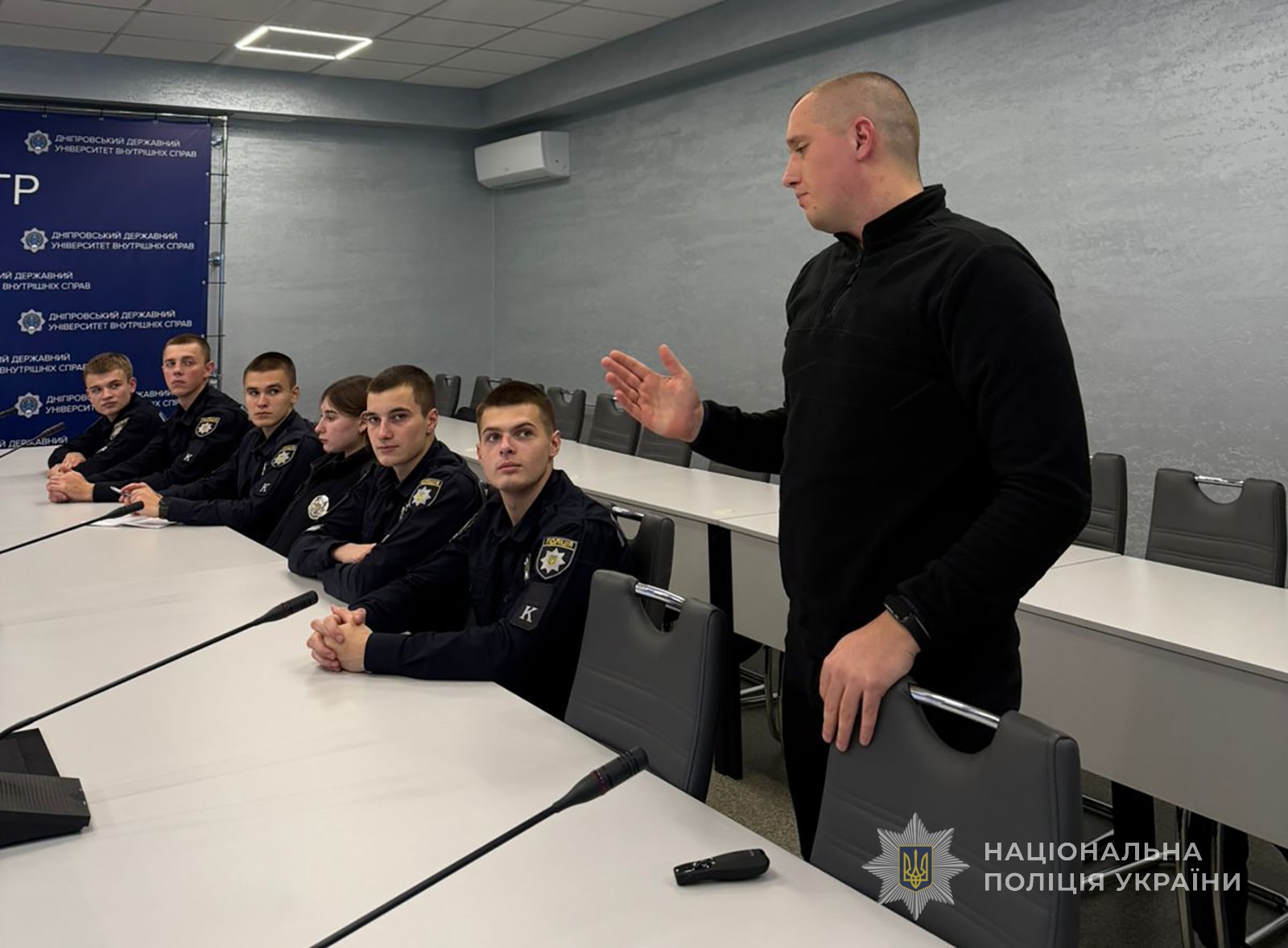 Старший інспектор відділу оперативного моніторингу Олександр Токмань та курсанти ДДУВС.