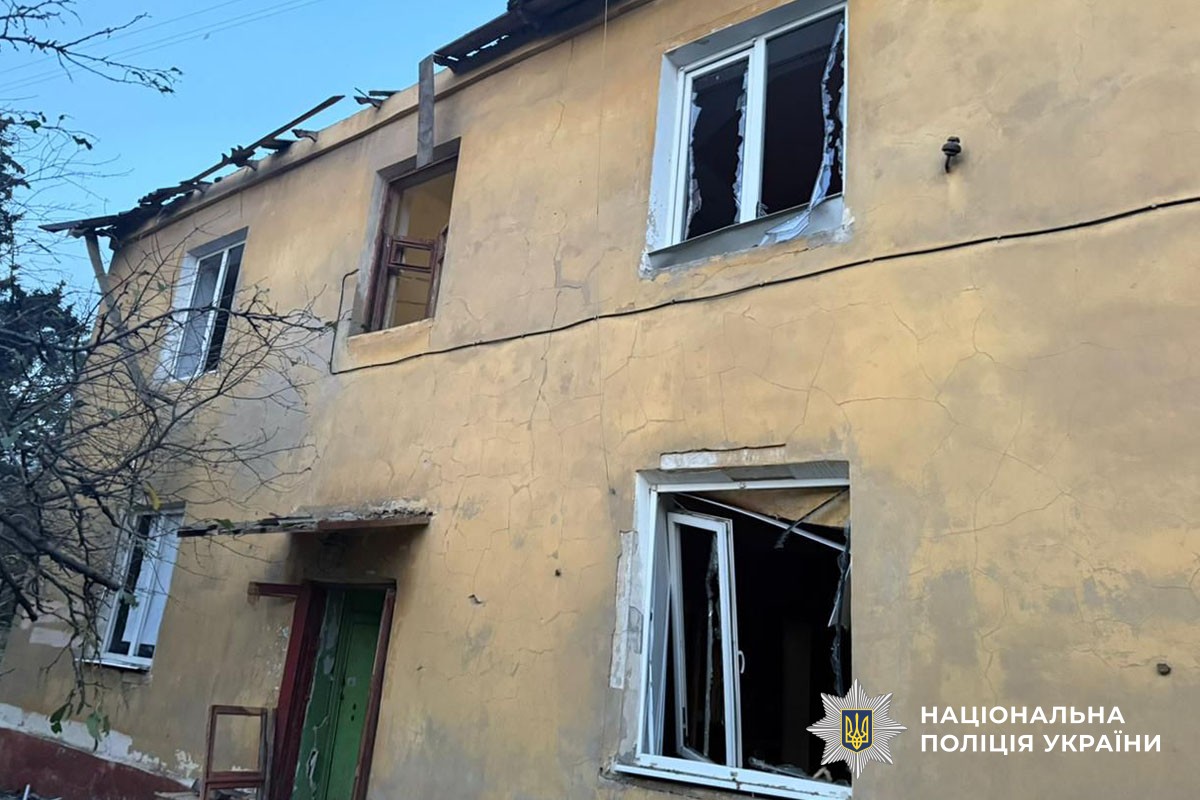 Зруйнована багатоповерхівка без вікон