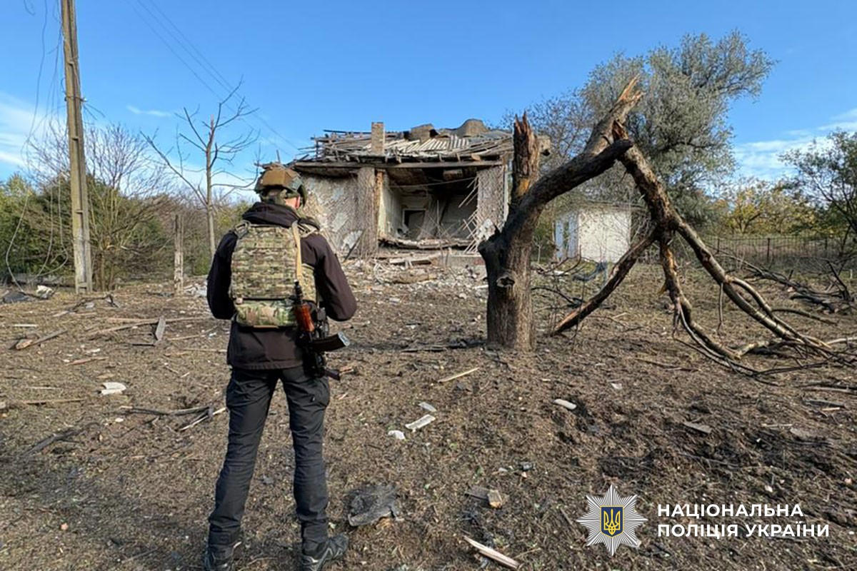 Поліцейський документує руйнування будинку