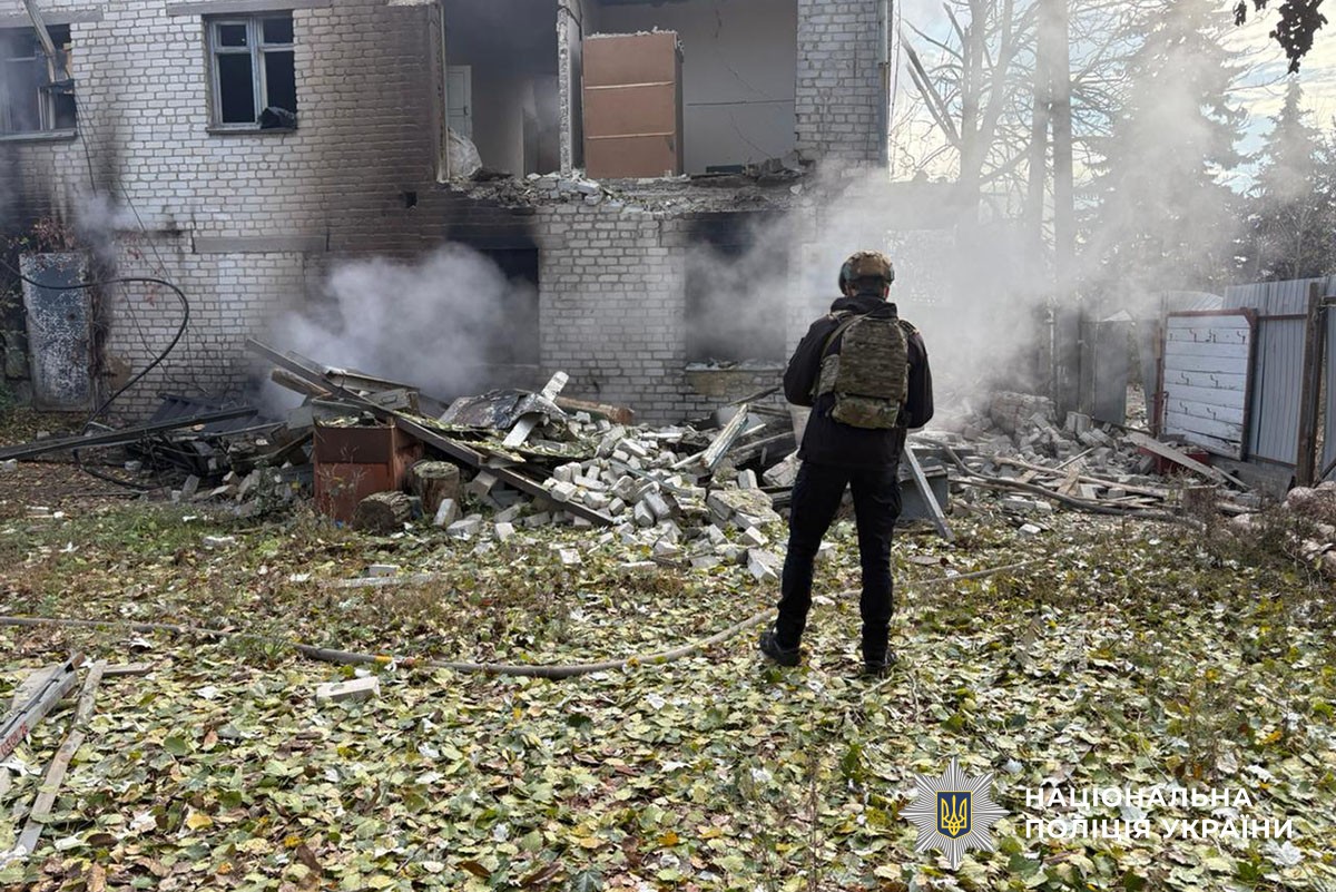 Поліцейський документує руйнування будинку