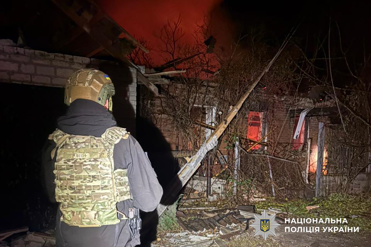 Поліцейський документує руйнування будинку
