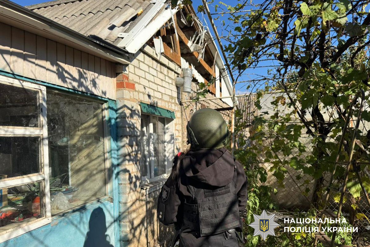 Поліцейський документує руйнування будинку