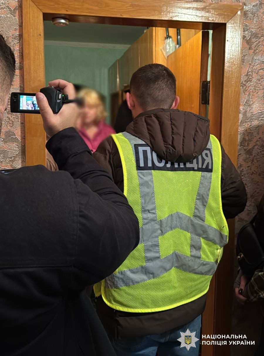 Поліцейські проводять обшуки за місцем розташування організації, яка поширювала заборонену символіку