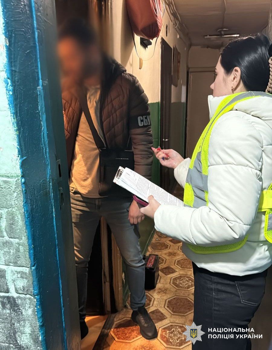 Поліцейські проводять обшуки за місцем розташування організації, яка поширювала заборонену символіку