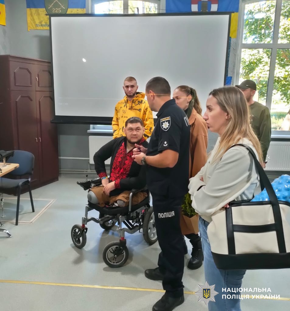 учасники оглядають приміщення хабу