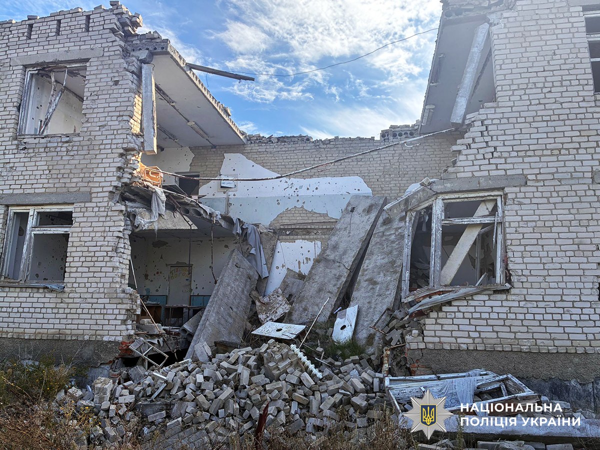 сильно пошкоджене, частково розвалене приміщення