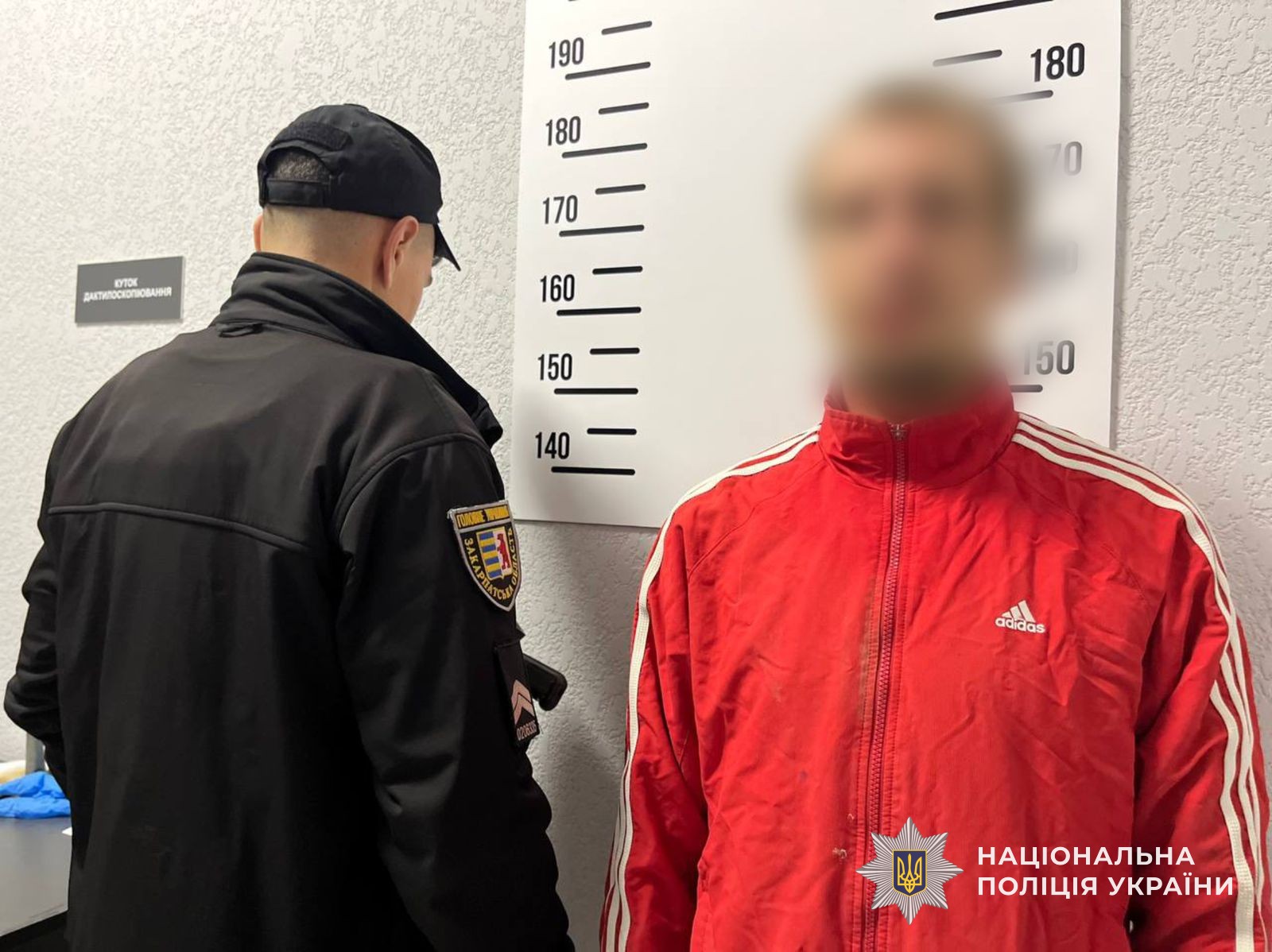 Поліцейський із підозрюваиним у вчиненні замовного підпалу автомо в Мукачеві