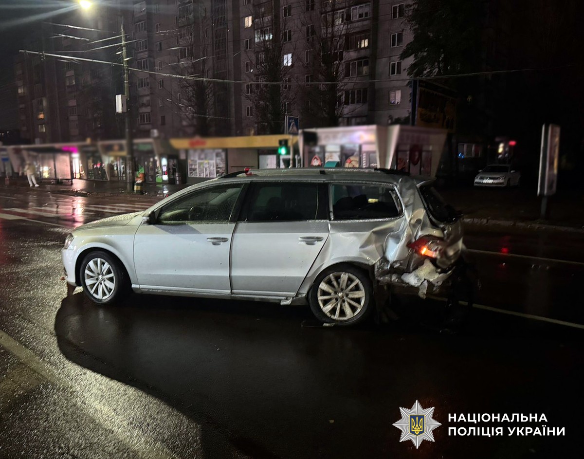Пошкоджений автомобіль у результаті ДТП на дорозі у темну пору доби