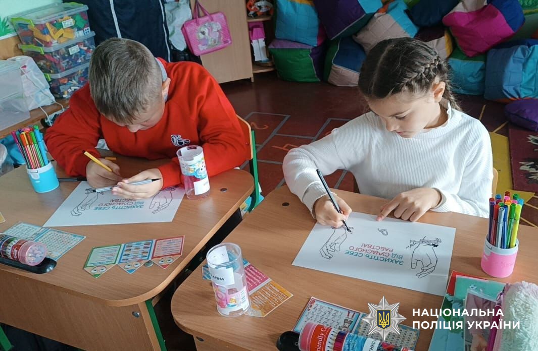 діти малюють тематичні плакати