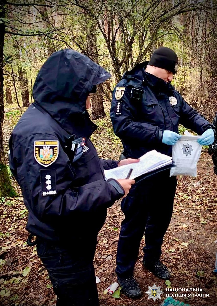 двоє поліцейських працюють на місці події