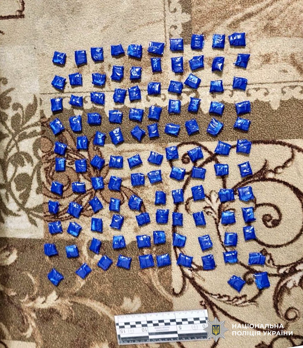 багато згортків синього кольору