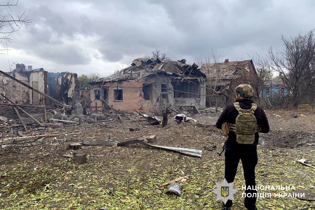 Поліцейський документує пошкодження будинку